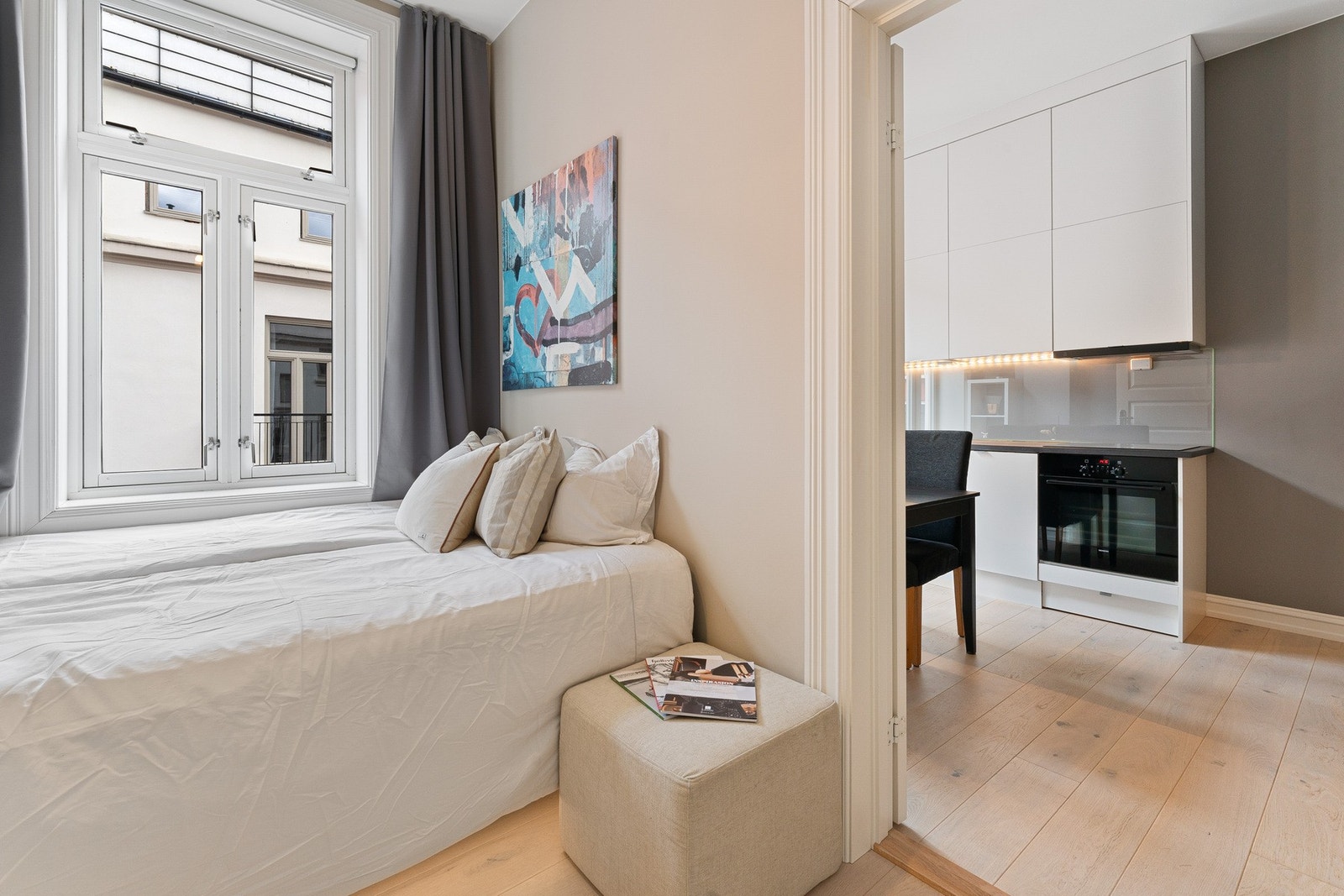 Soverom med plass til dobbeltseng, nattbord og garderobeskap. Galleribilde