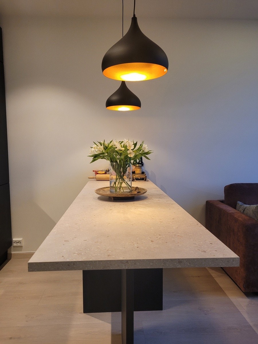 Kjøkkenøy med stilige lamper for mye lys Galleribilde