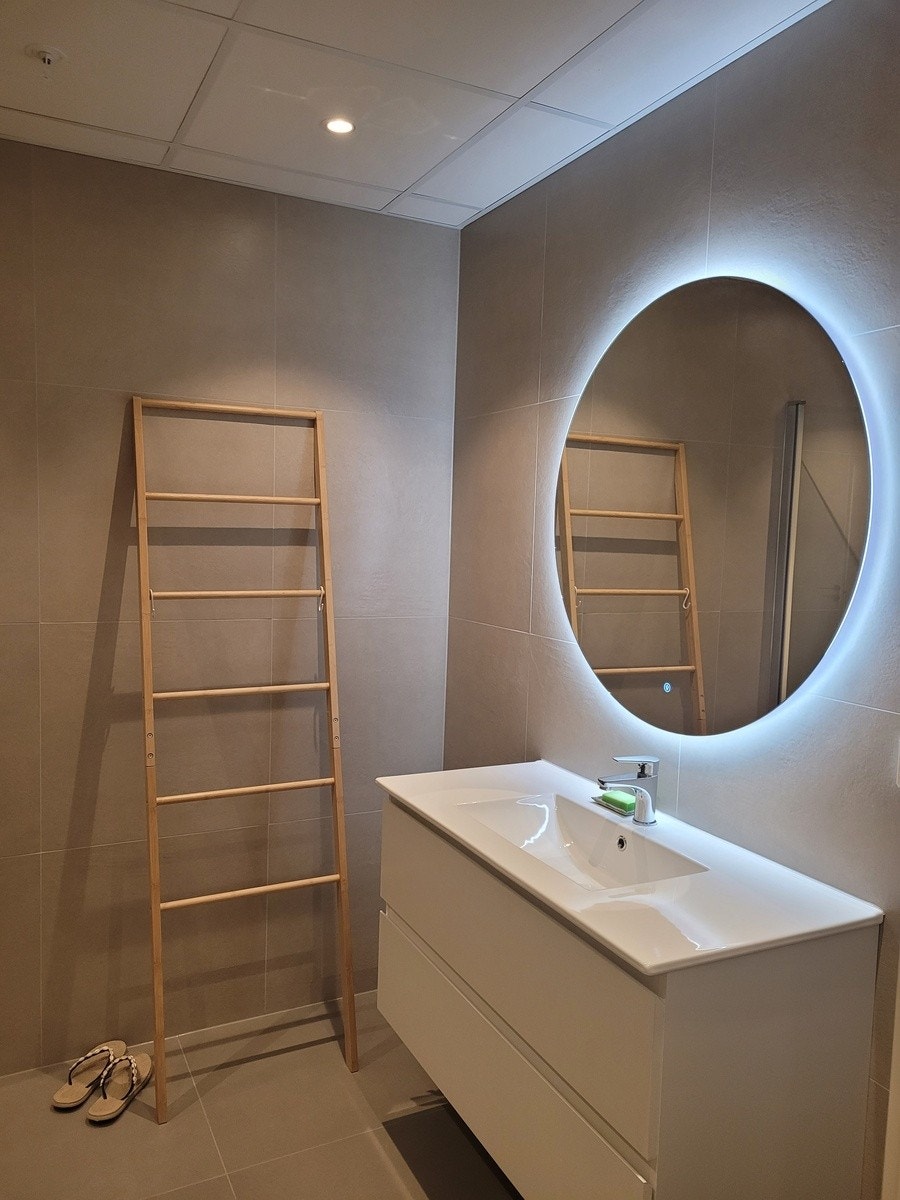 Bad med lekkert speil Galleribilde