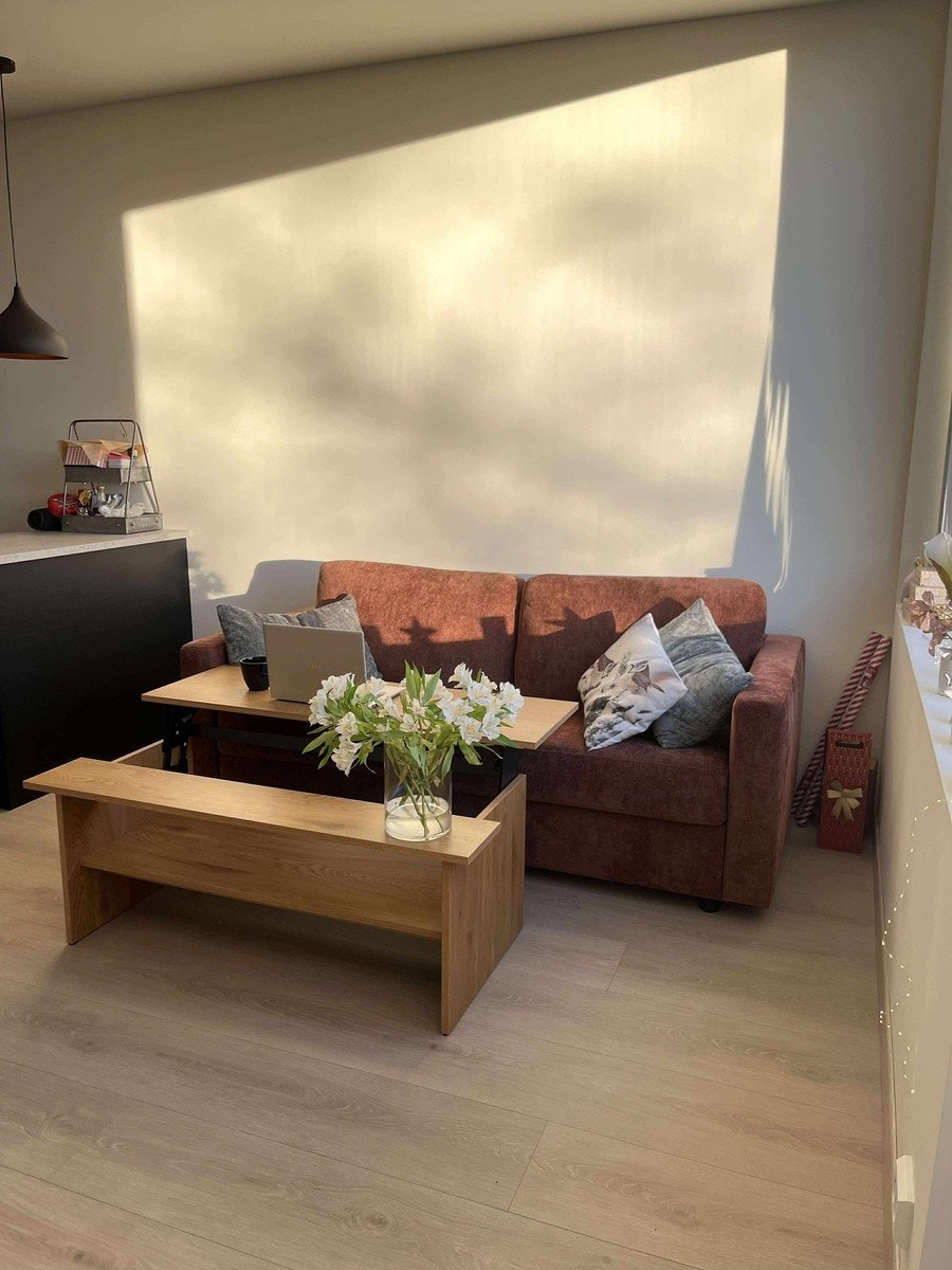 Stuebord som kan heves og brukes som spisebord eller arbeidsbord Galleribilde