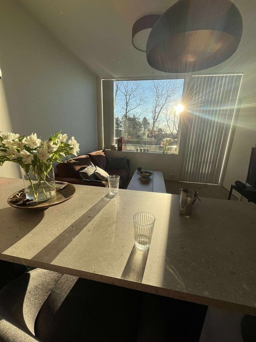 Kjøkken/stue med lamellgardiner Galleribilde