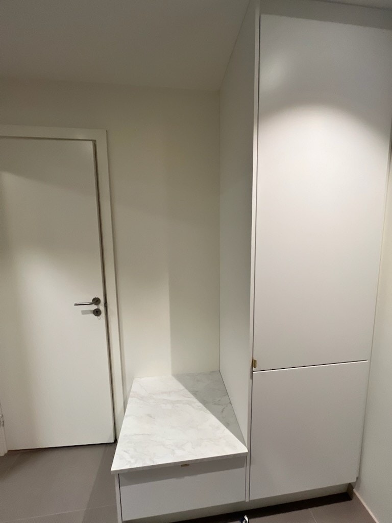 Gang med lekker garderobe og skuff/benk Galleribilde