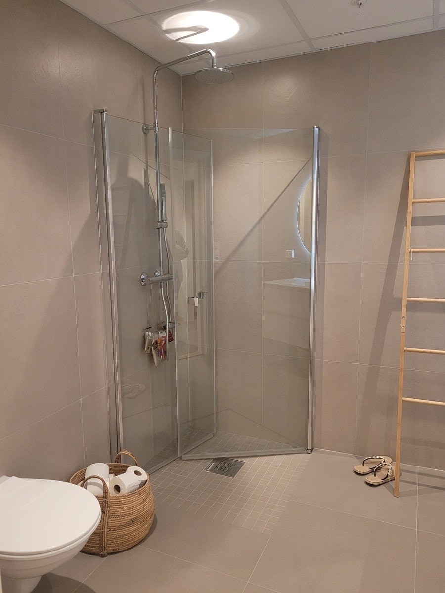 Bad med takdusj og stige til håndklær Galleribilde