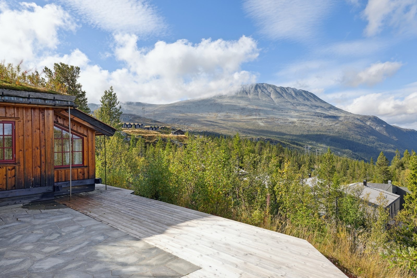 Flott utsikt mot Gaustatoppen fra terrassen på hytta. Galleribilde