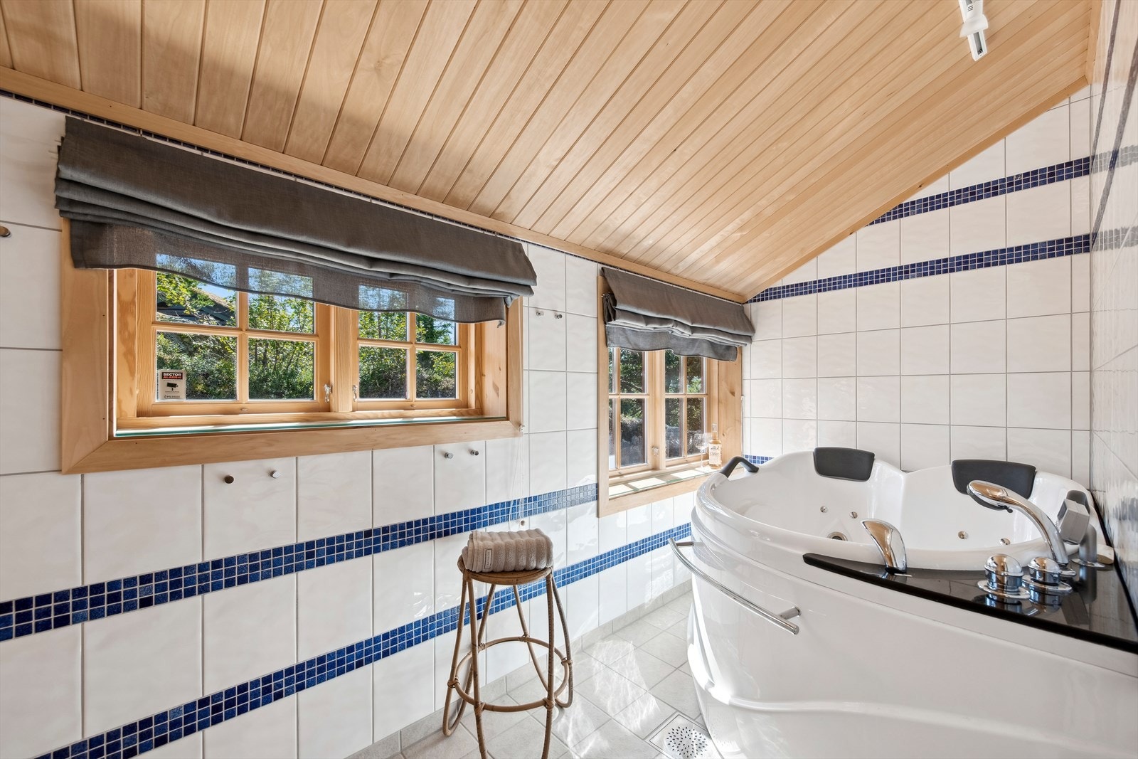 Hovedbadet har både dusjnisje, boblebadekar og badstue. Galleribilde