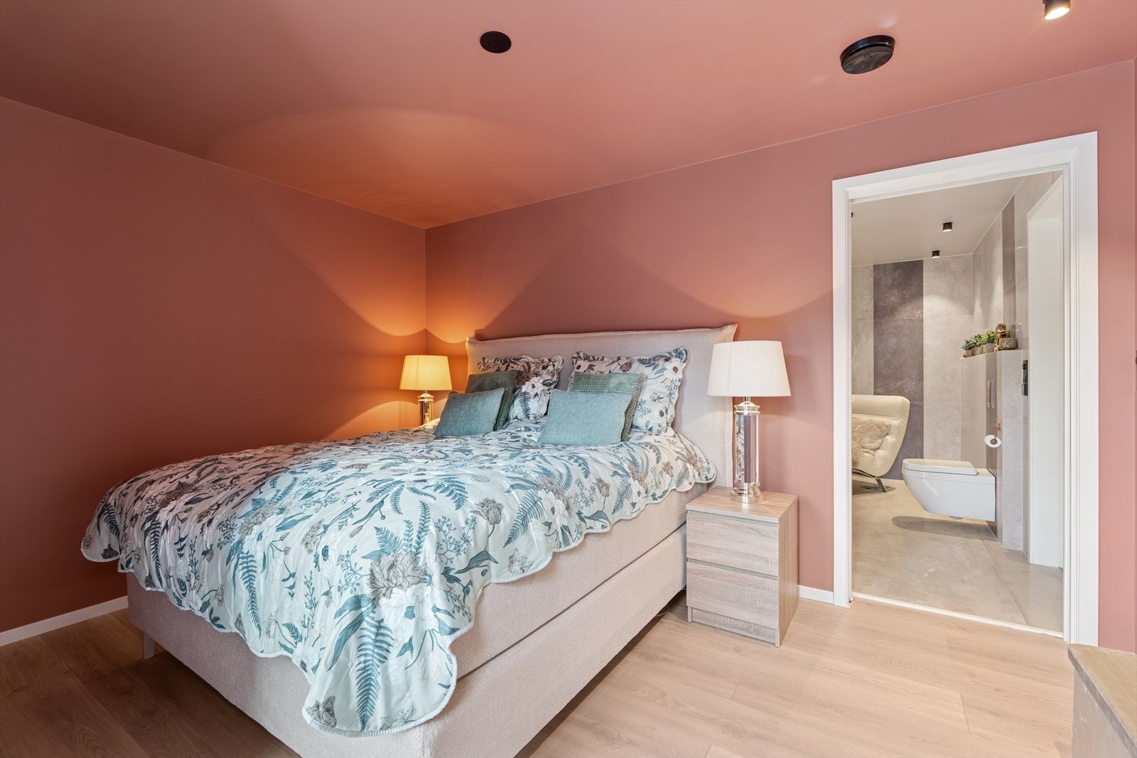 Hovedsoverom tilknyttet bad og walk in closet Galleribilde