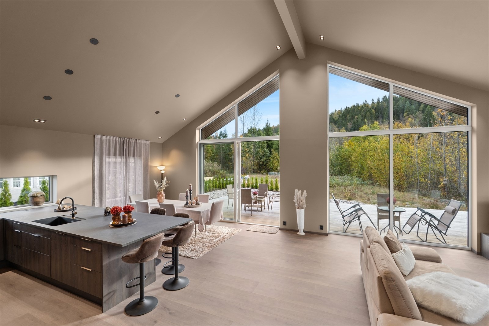 Romslig stue med god takhøyde og store vindusflater Galleribilde