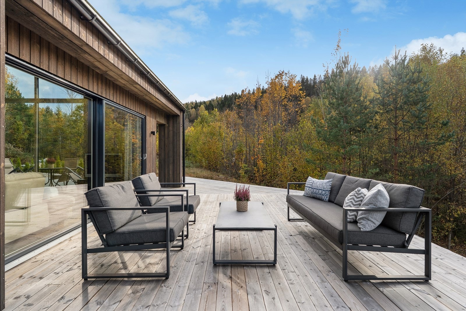 Stor solrik terrasse på til sammen 119 kvm Galleribilde