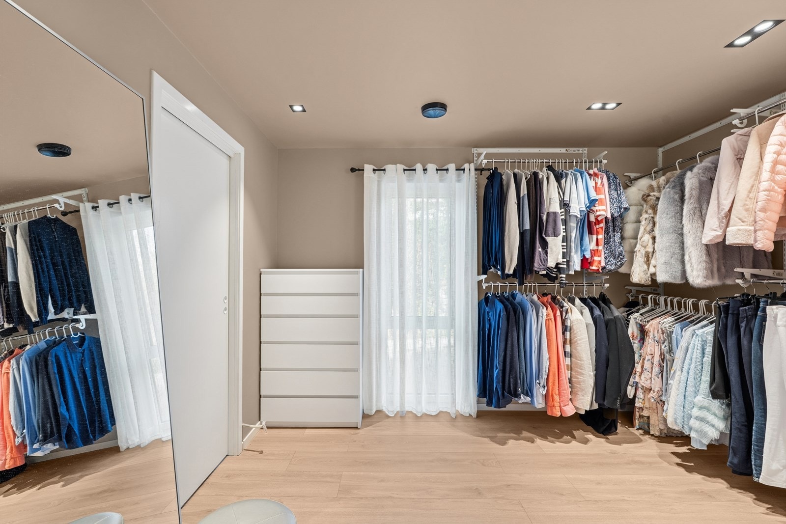Walk in closet Galleribilde