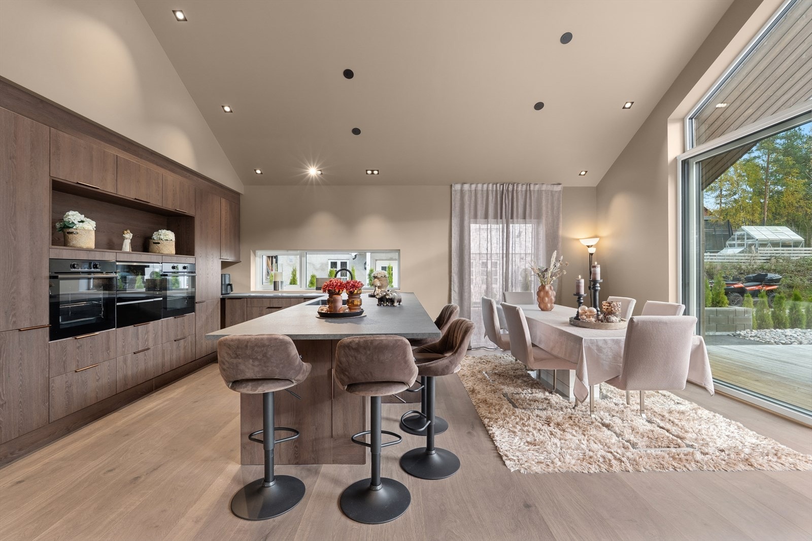 Integrert kjøleskap, fryseskap, oppvaskmaskin,
induksjonstopp med avtrekk, mikrobølgeovn og 2 stekeovner Galleribilde