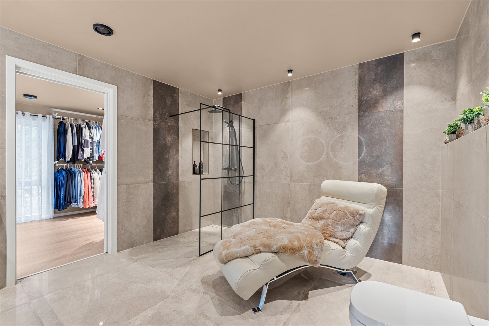 Romslig bad tilknyttet walk in closet Galleribilde