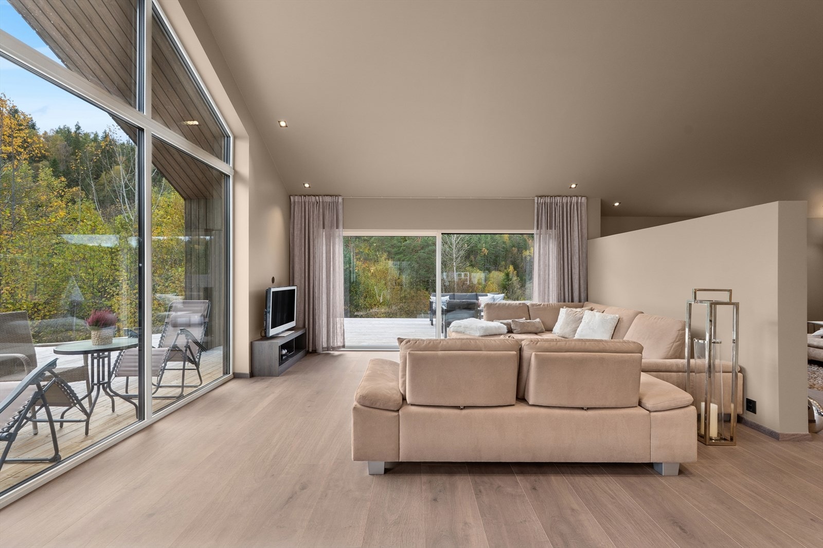 Fra stuen er det utgang til solrik og usjenert terrasse Galleribilde