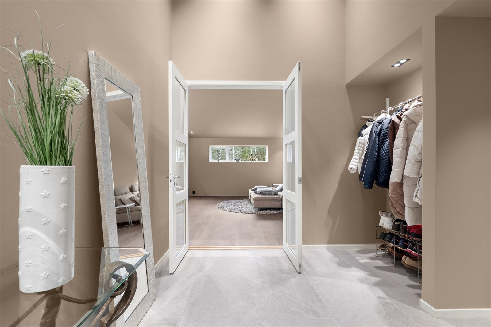 Romslig entrè med garderobeplass Galleribilde