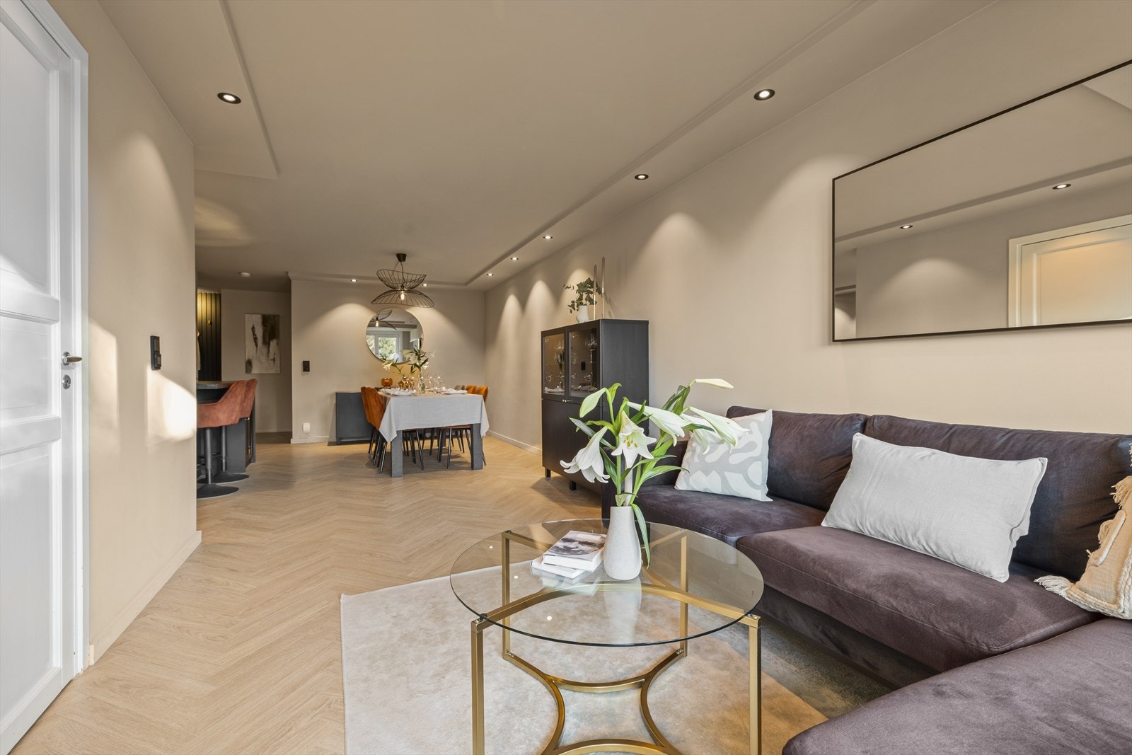 Spesielt god og sosial løsning med romslige oppholdssoner med stue, spisestue og kjøkken som flyter fint sammen. Galleribilde