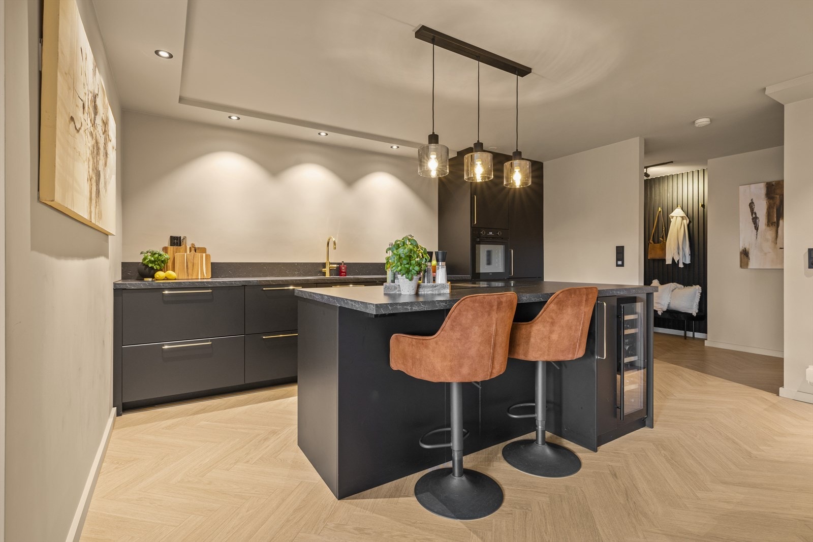 Romslig og funksjonelt med kjøkkenøy som skaper ekstra arbeidsplass og sosial sone. Galleribilde