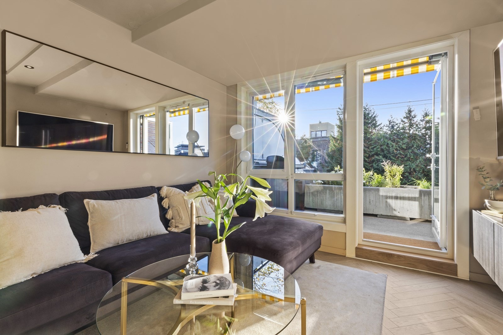 Spesielt god romfølelse med vindusflater fra gulv til tak som sørger for rikelig med lysinnslipp. Nye vindu fra 2022. Galleribilde