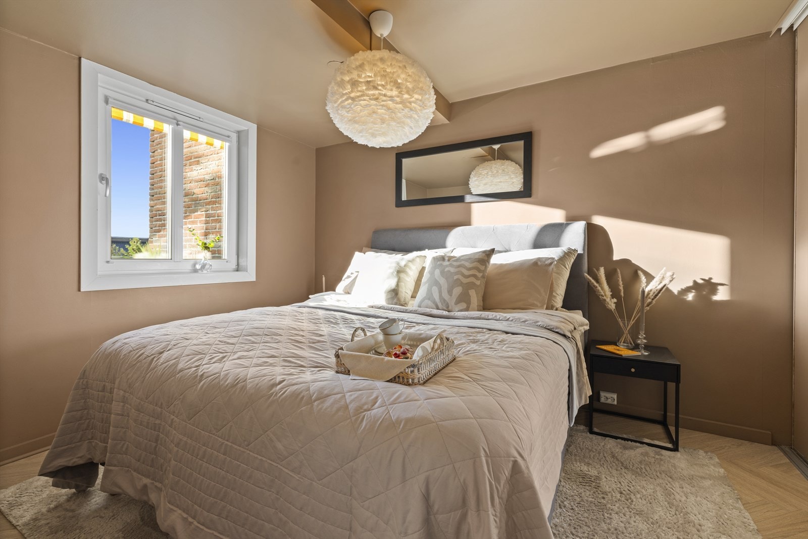 Romslig soverom med god plass til dobbeltseng med nattbord på hver side. Galleribilde