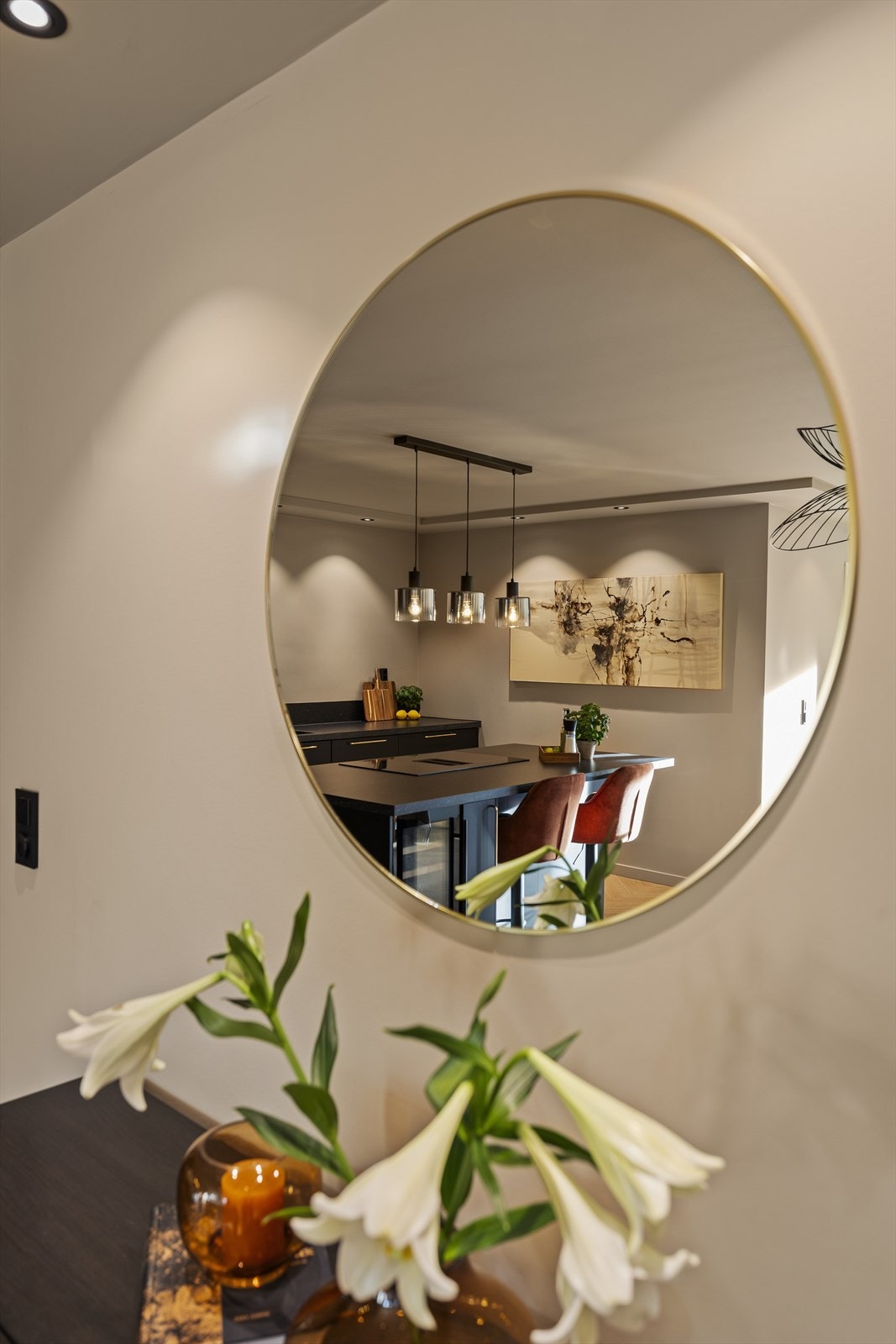 Leiligheten holder en moderne standard med delikate fargetoner på vegger og tak. Galleribilde