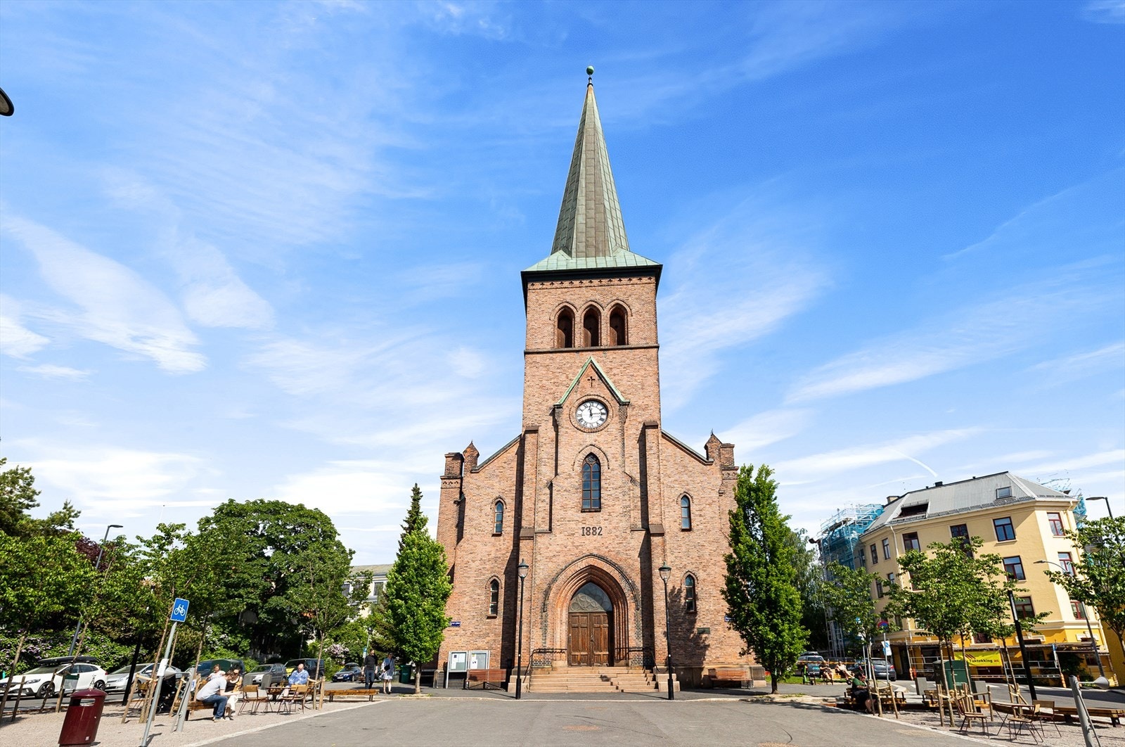 Kampen kirke ligger rett ved, som et naturlig sentrum for omgivelsene rundt torget. Galleribilde