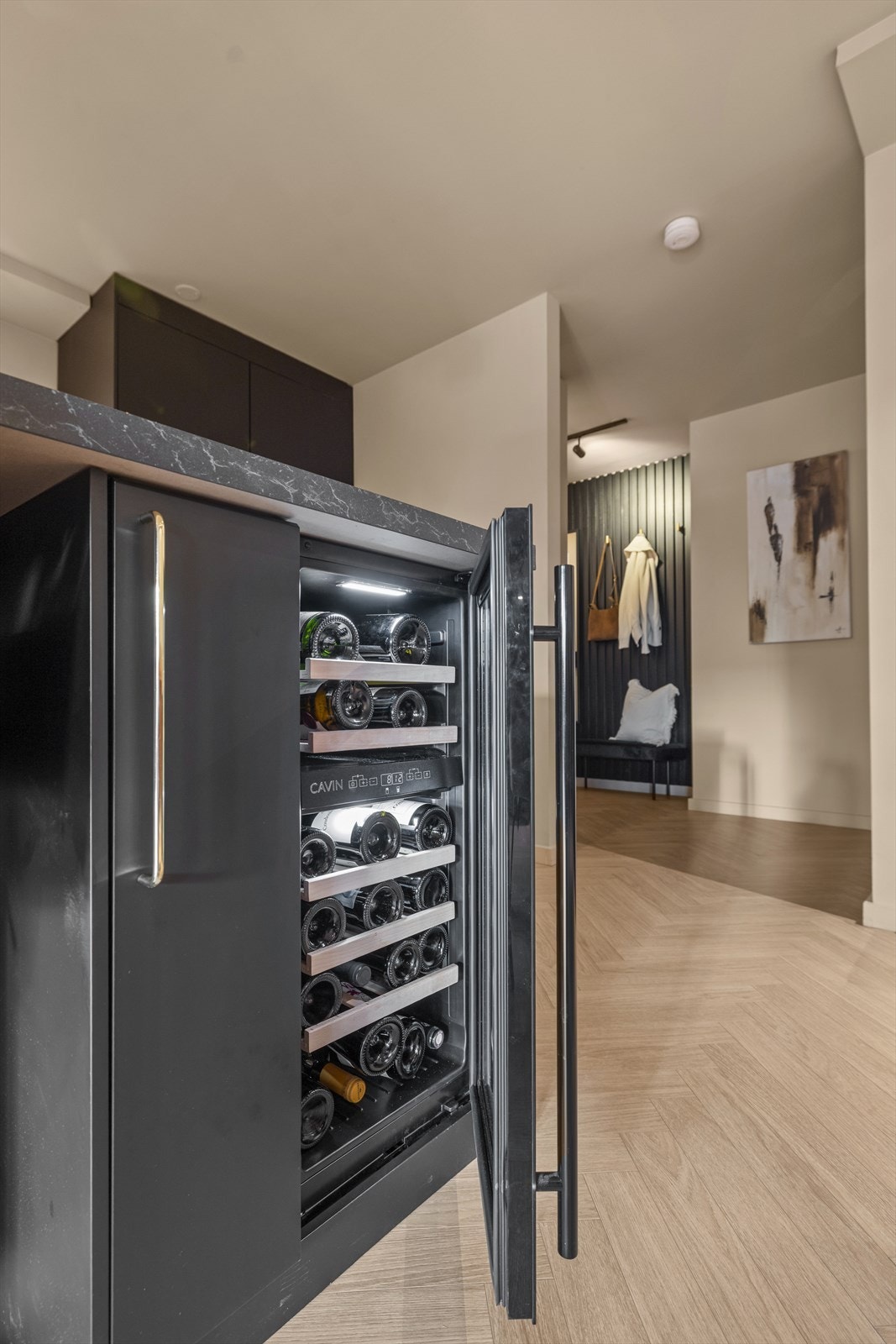 Integrert vinskap i kjøkkenøy. Galleribilde