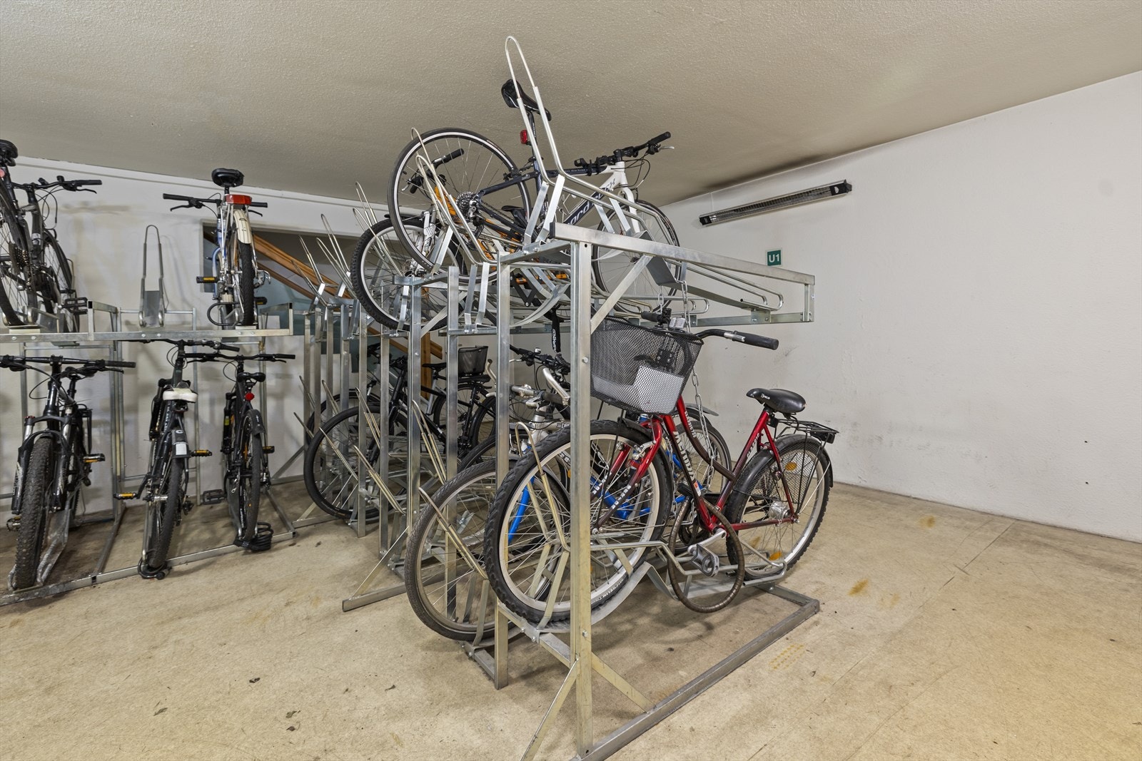 Innvendig sykkelparkering i kjeller. Galleribilde