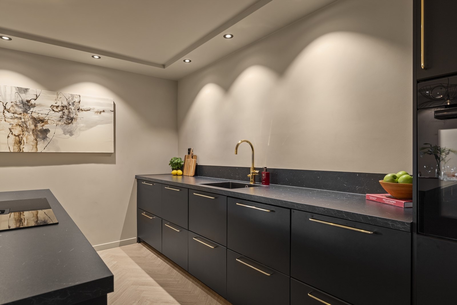 Generøse arbeidsflater og godt med oppbevaring - flere skuffer med smarte innvendige skuffer. Galleribilde