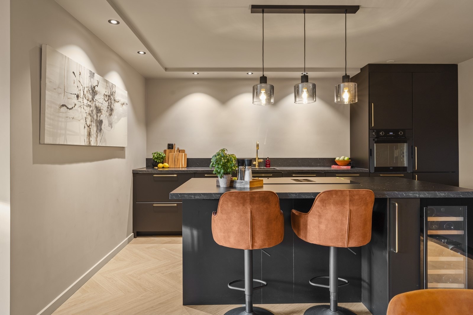 Kjøkken fra 2022 - utstyrt med integrert stekeovn, kjøl/frys + ekstra fryseskap, oppvaskmaskin, vinskap og platetopp med ventilator. Galleribilde