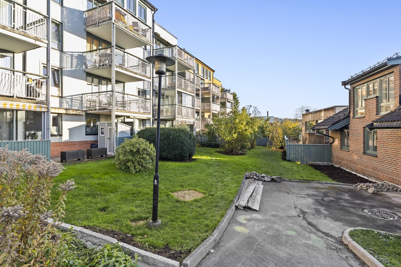 Fellesarealer med plen på oversiden av takterrassen, samt direkte utgang til Norderhovsgate. Galleribilde