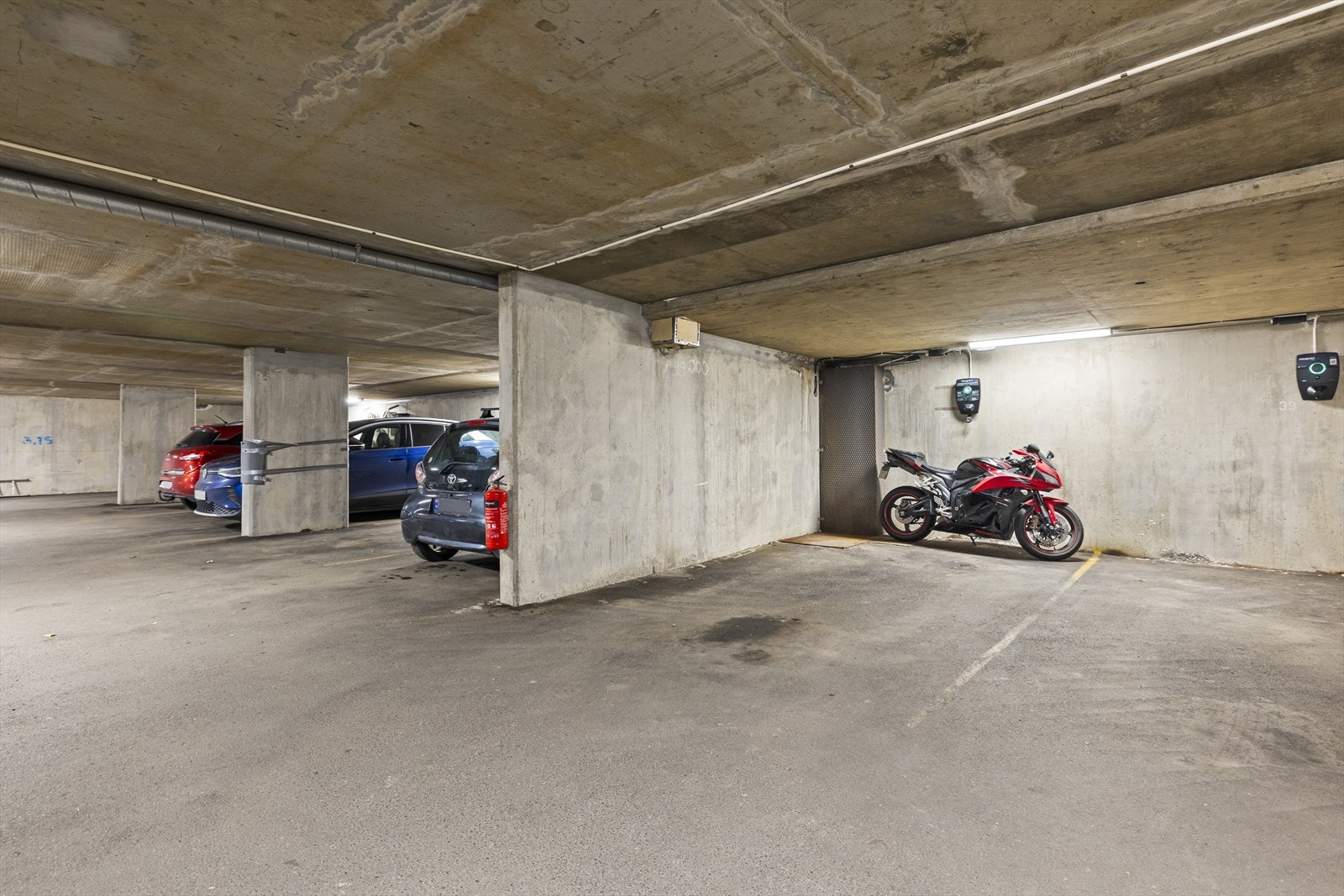 Mulighet for kjøp av garasjeplass: Selger eier garasjeplass nr. 38 med lader i kjeller. Praktisk adkomst med heis direkte ned til garasjeanlegg. Galleribilde