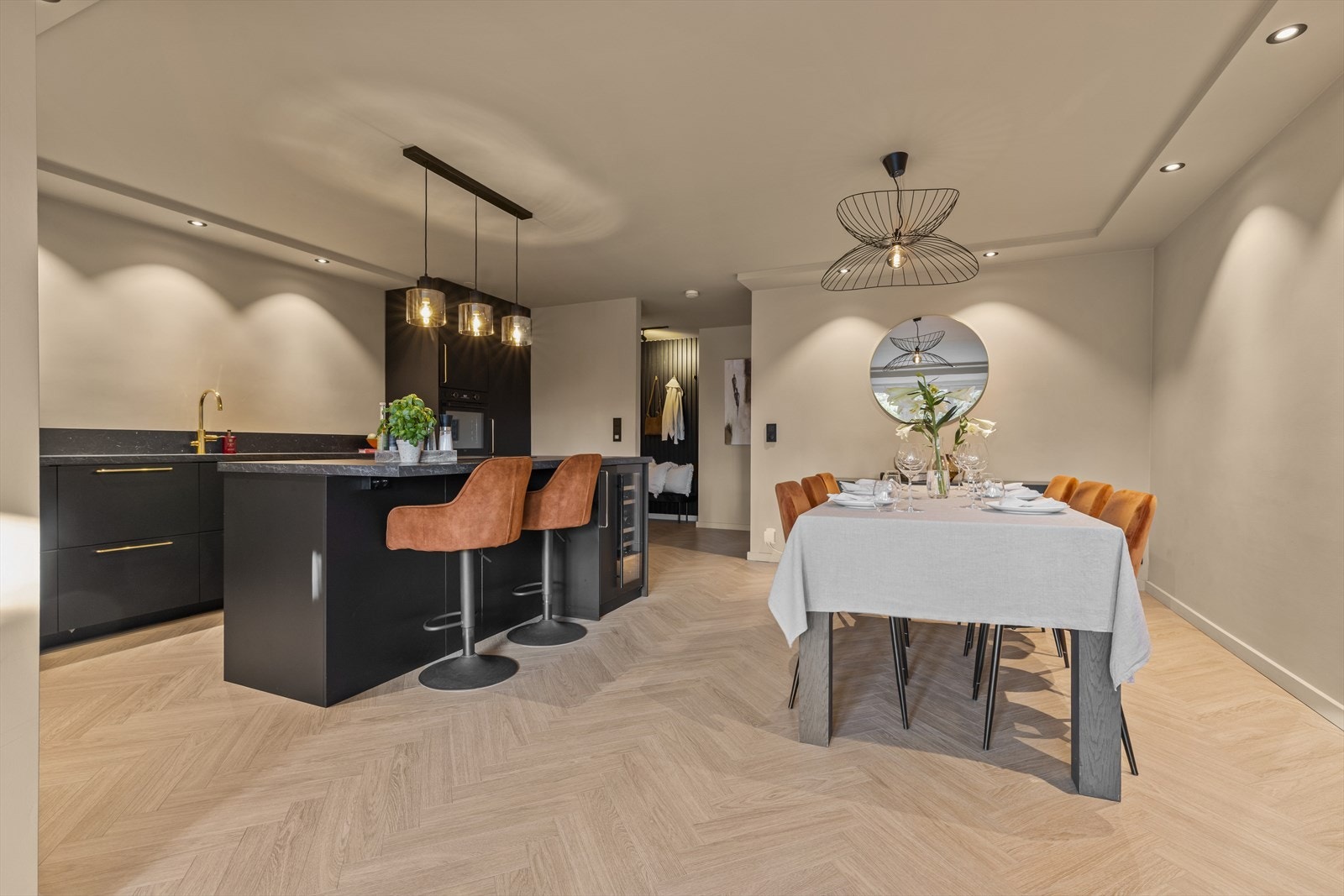 Fra kjøkkenet er det videre adkomst til entré og bad. Galleribilde