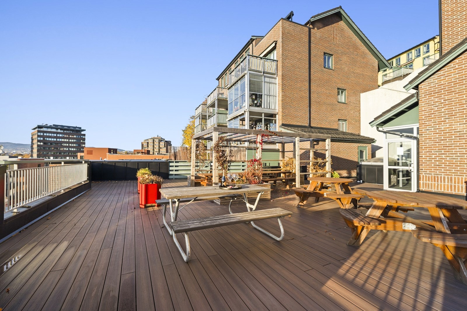 Enkel adkomst med heis rett opp til takterrassen. Her kan man booke tid for større sammenkomster. Galleribilde