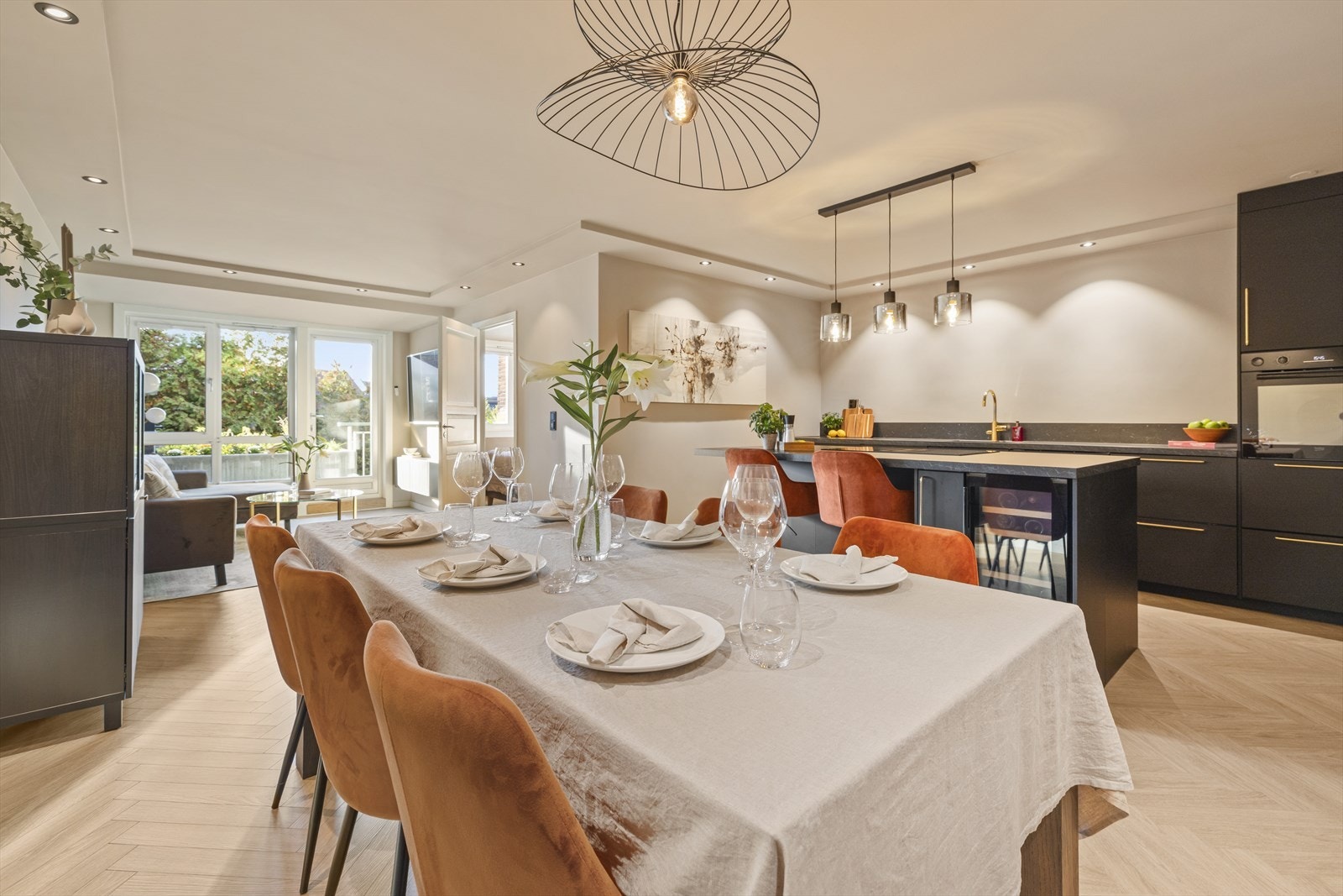 Leiligheten ligger fint til i byggets 3. etasje med heisadkomst og inneholder: Entré, bad, kjøkken, stue og soverom. Galleribilde