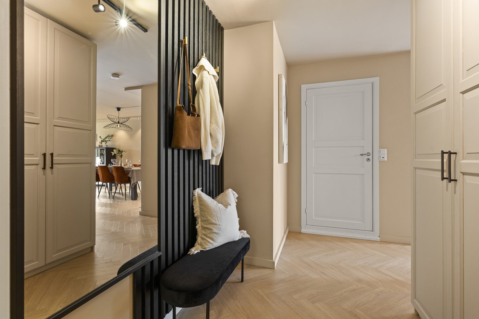 Innbydende og lys entré med garderobeskap og knagger for klesavheng. Galleribilde