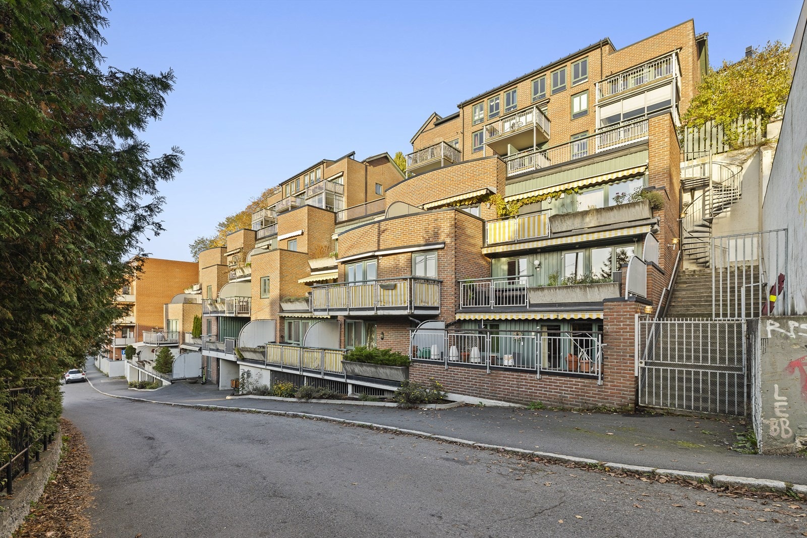 Leiligheten har en sentral og attraktiv beliggenhet i et veletablert boligområde på Kampen like ved Tøyen. Galleribilde