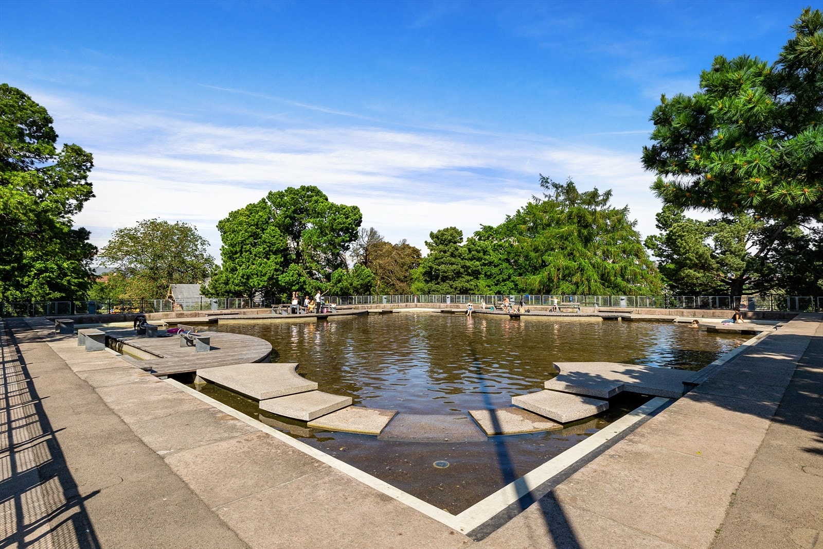 Kort vei til flere av Oslos flotte parker, her fra Plaskedammen i Kampen park. Tøyenparken ligger også rett ved. Galleribilde