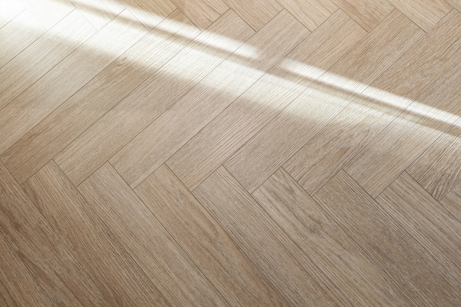 Det er lagt varmefolie i gulv som er inndelt i tre soner og styres enkelt via app. Lekker fiskebeinslaminat fra Berry Alloc. Galleribilde