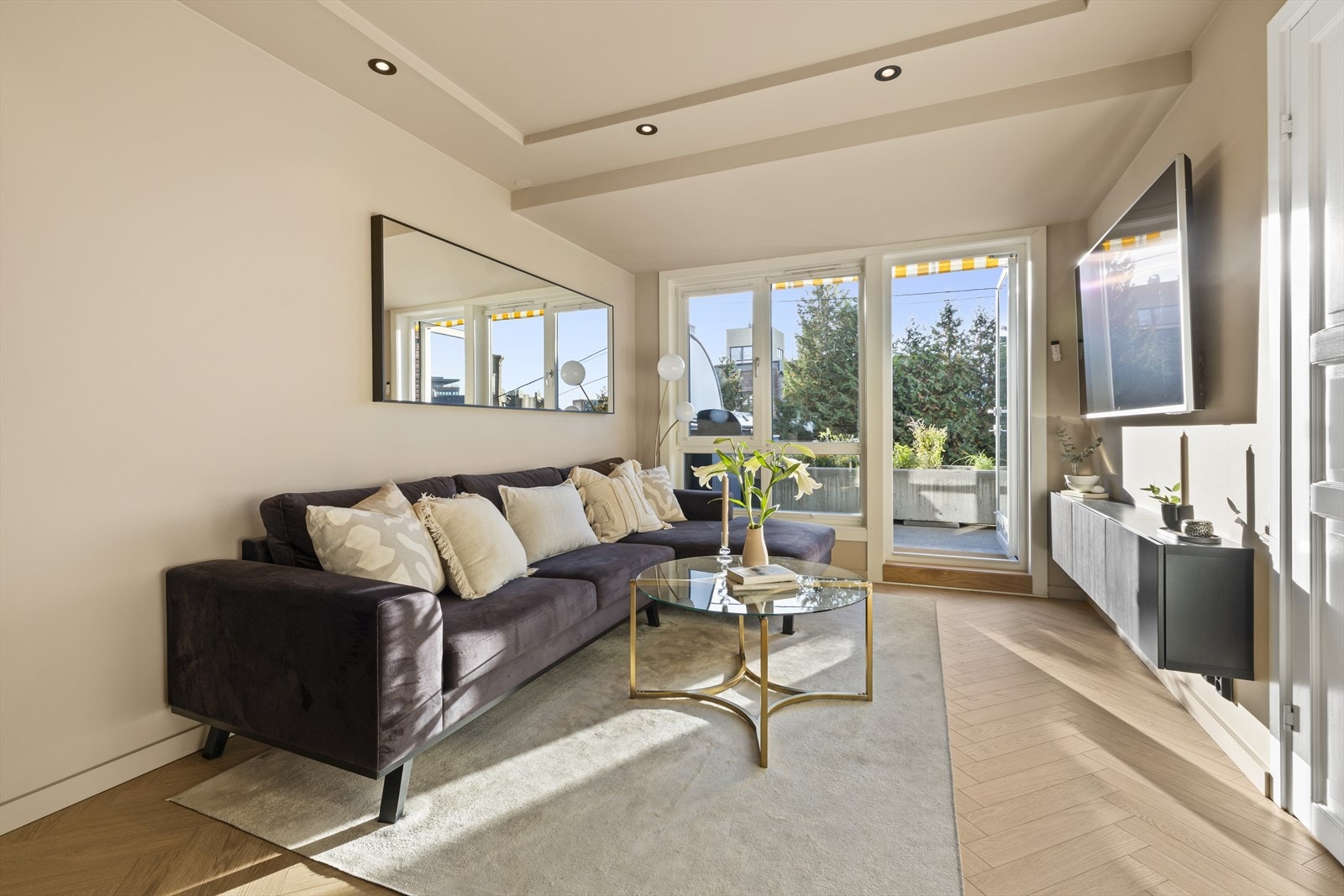 Leiligheten holder en høy standard og ble omfattende pusset opp i 2022, hvor nytt kjøkken, nye overflater og nytt gulv med varmefolie kan nevnes. Galleribilde