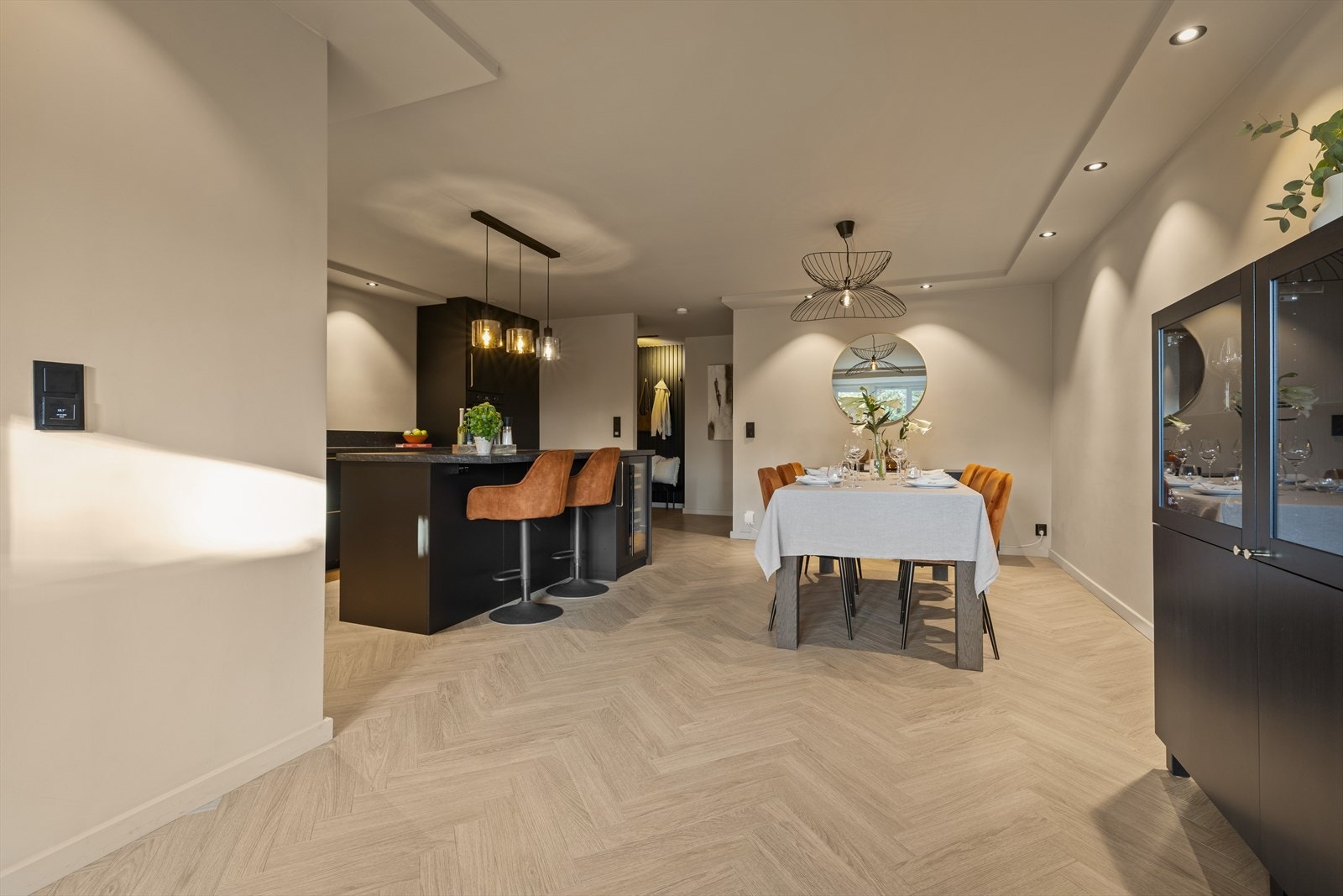 Her er det plass til både stor innredning og langbord. Et rom som virkelig inviterer til matlaging, lange middager og gode samtaler. Galleribilde