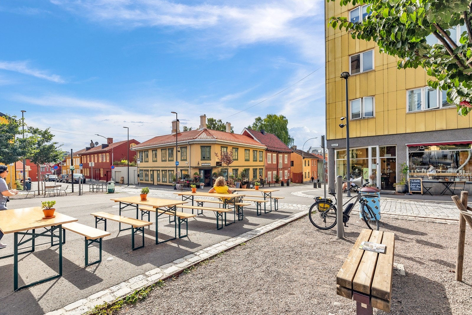 Thorbjørn Egners plass danner et koselig torg foran Kampen kirke. Galleribilde