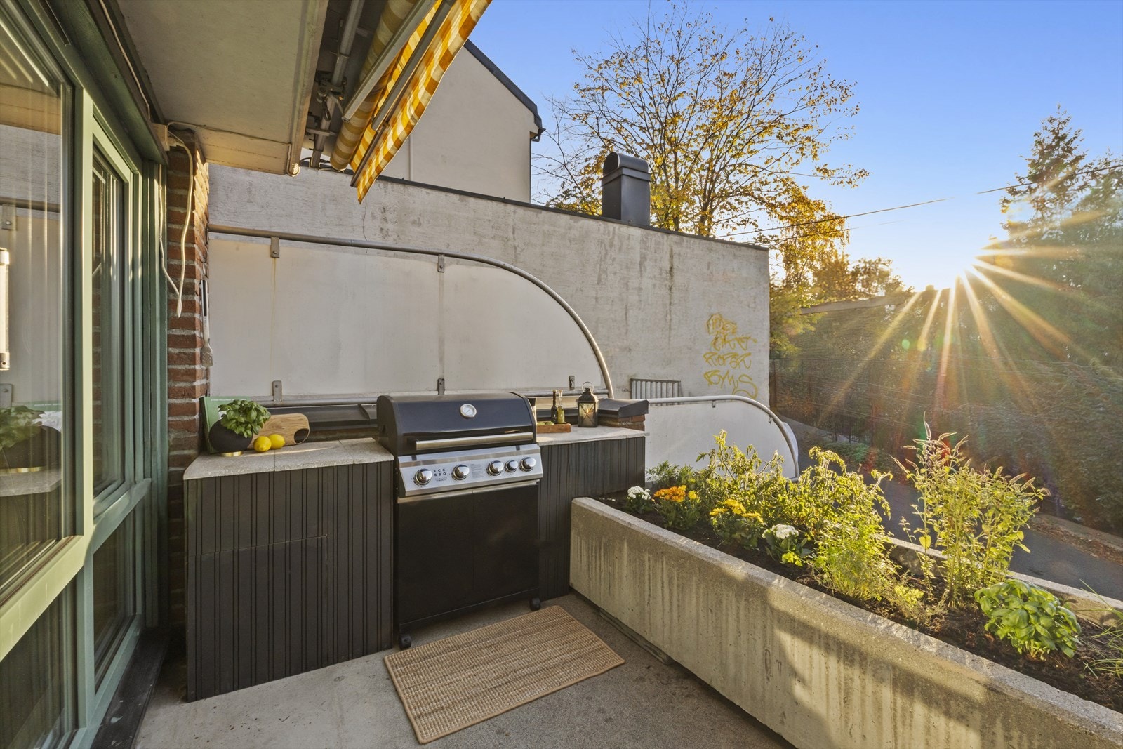 Balkongen er utstyrt med elektrisk markise og et lekkert utekjøkken med plass til grill. Galleribilde