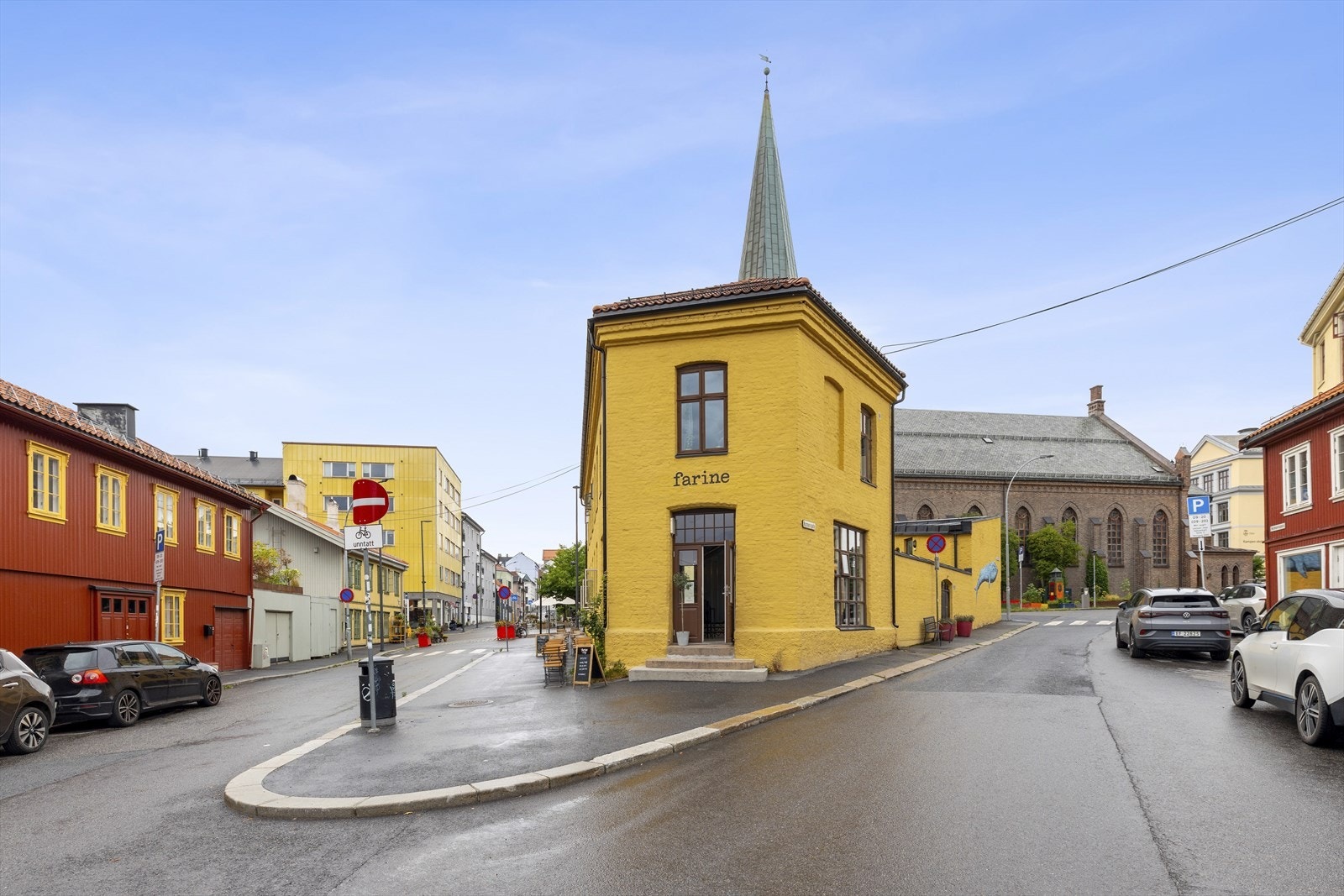 Rett rundt hjørnet ligger koselige Farine - kanskje kampens koseligste kafé og spisested. Øvrig kort vei til andre nabolagsfavoritter. Galleribilde