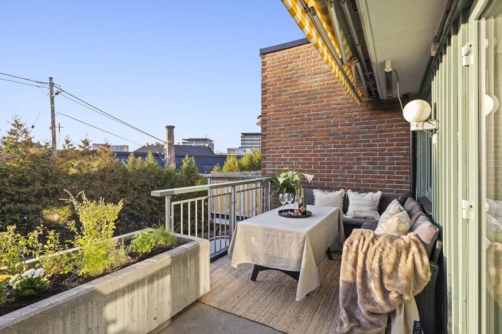 Balkongen måler 11 kvm og byr på supre solforhold - på sommeren har du sol fra formiddag til kveld. Galleribilde