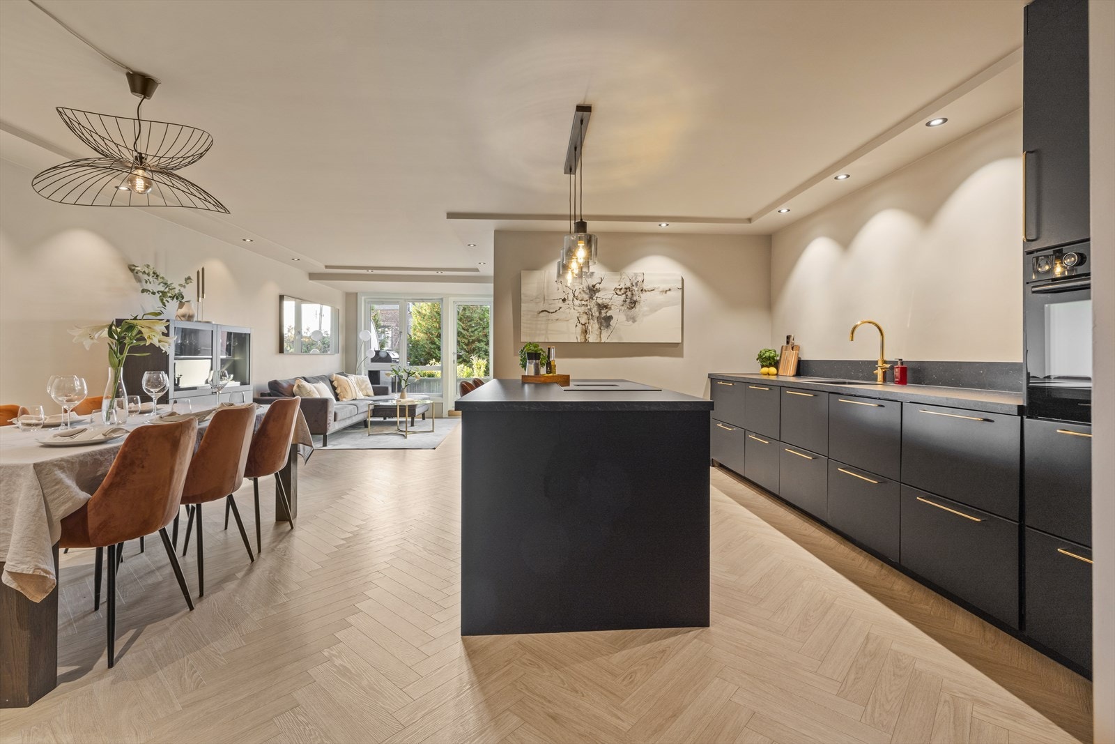 Velkommen til Brinken 41! Presentert av Renate Finnanger Fløan v/Nordvik. Foto: Marikafoto Galleribilde