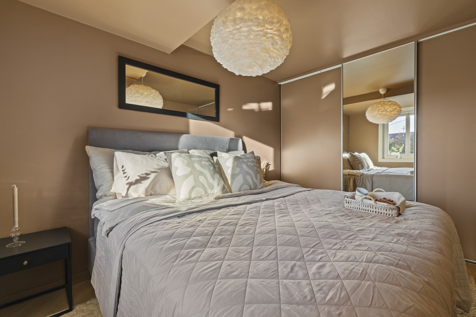 Rikelig med garderobeplass i praktisk skyvedørsgarderobe fra gulv til tak langs den ene veggen. Galleribilde