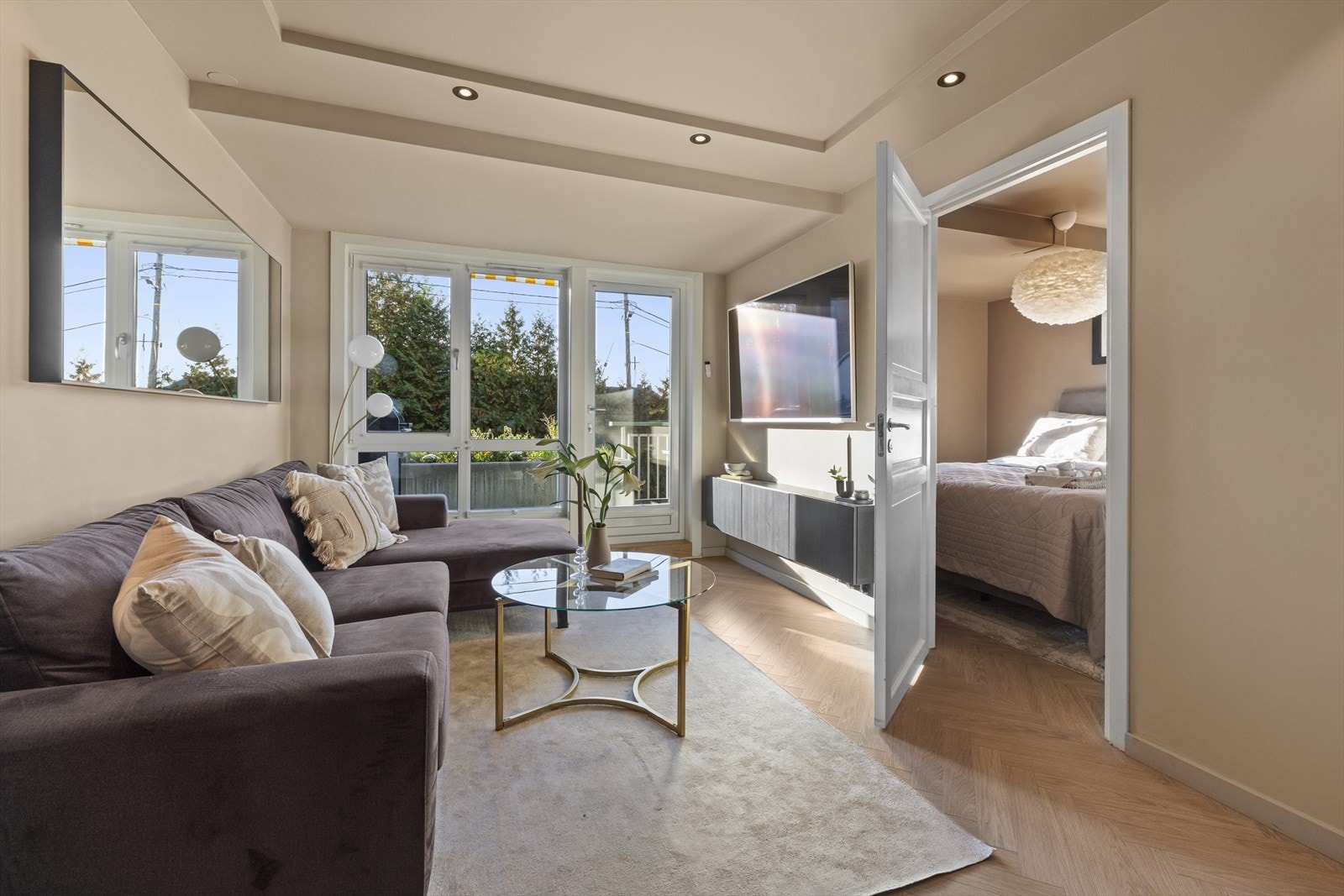 Gulvet er lagt terskelløst mellom rommene og skaper en fin flyt gjennom leiligheten. Galleribilde