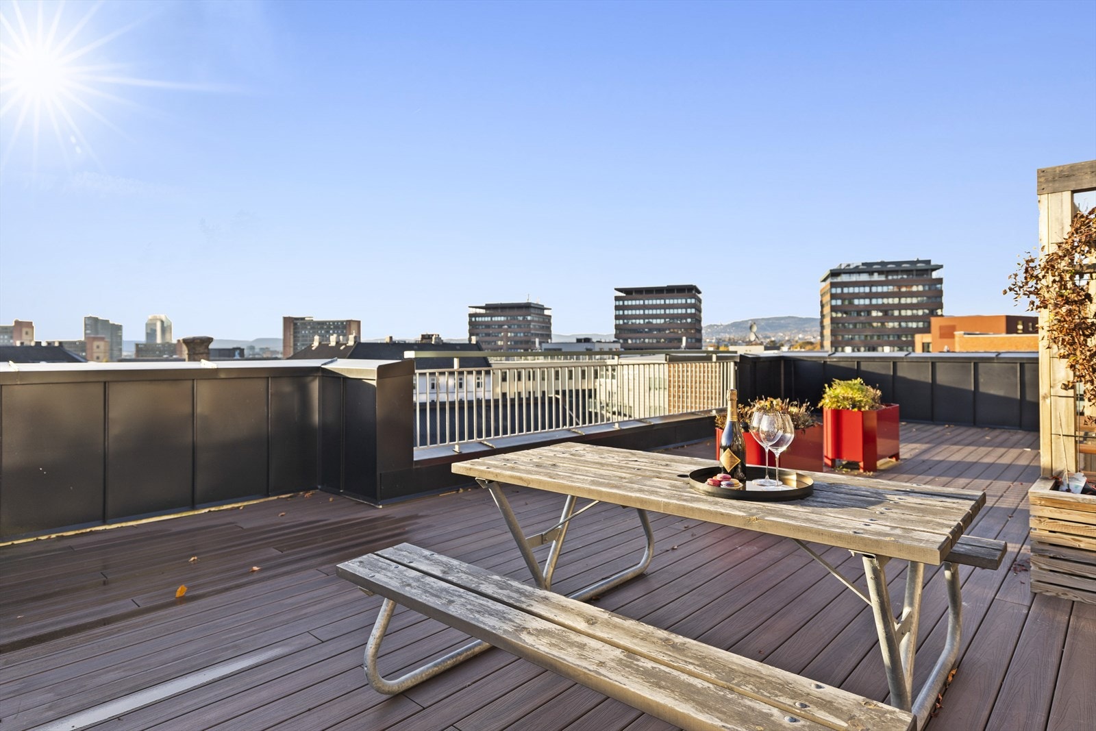 Fantastiske sol og utsiktsforhold her oppe! Galleribilde