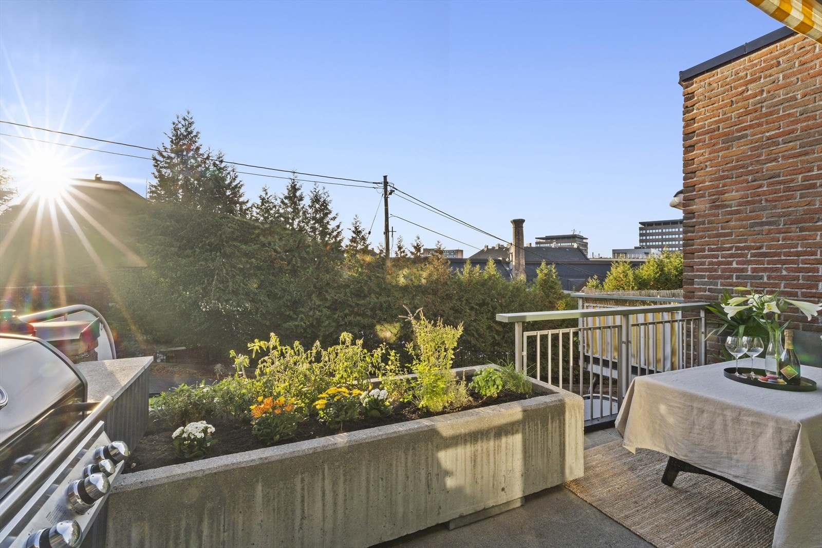 Balkongen er orientert mot vest og ligger skjermet til mot rolig blindgate. Galleribilde