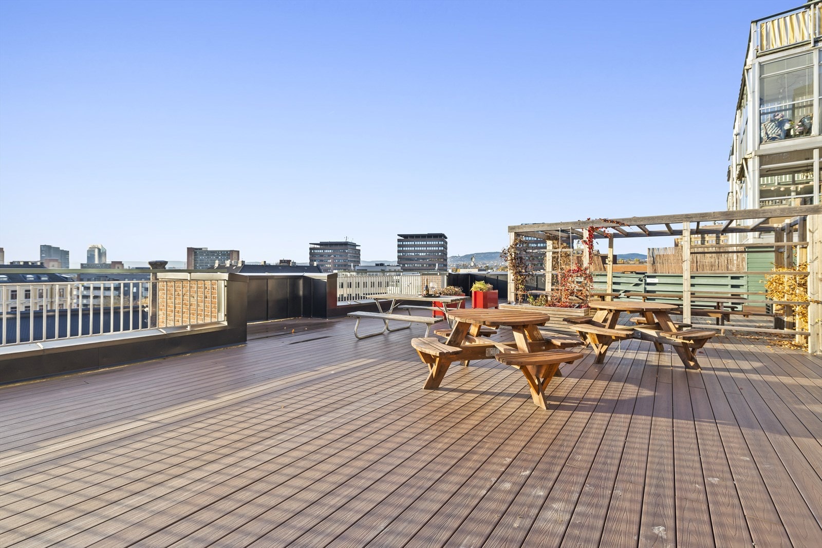 Sameiet har en flott felles takterrasse opparbeidet med flere sittegrupper, pergola, plantekasser og pent vedlikeholdsfritt dekke. Galleribilde