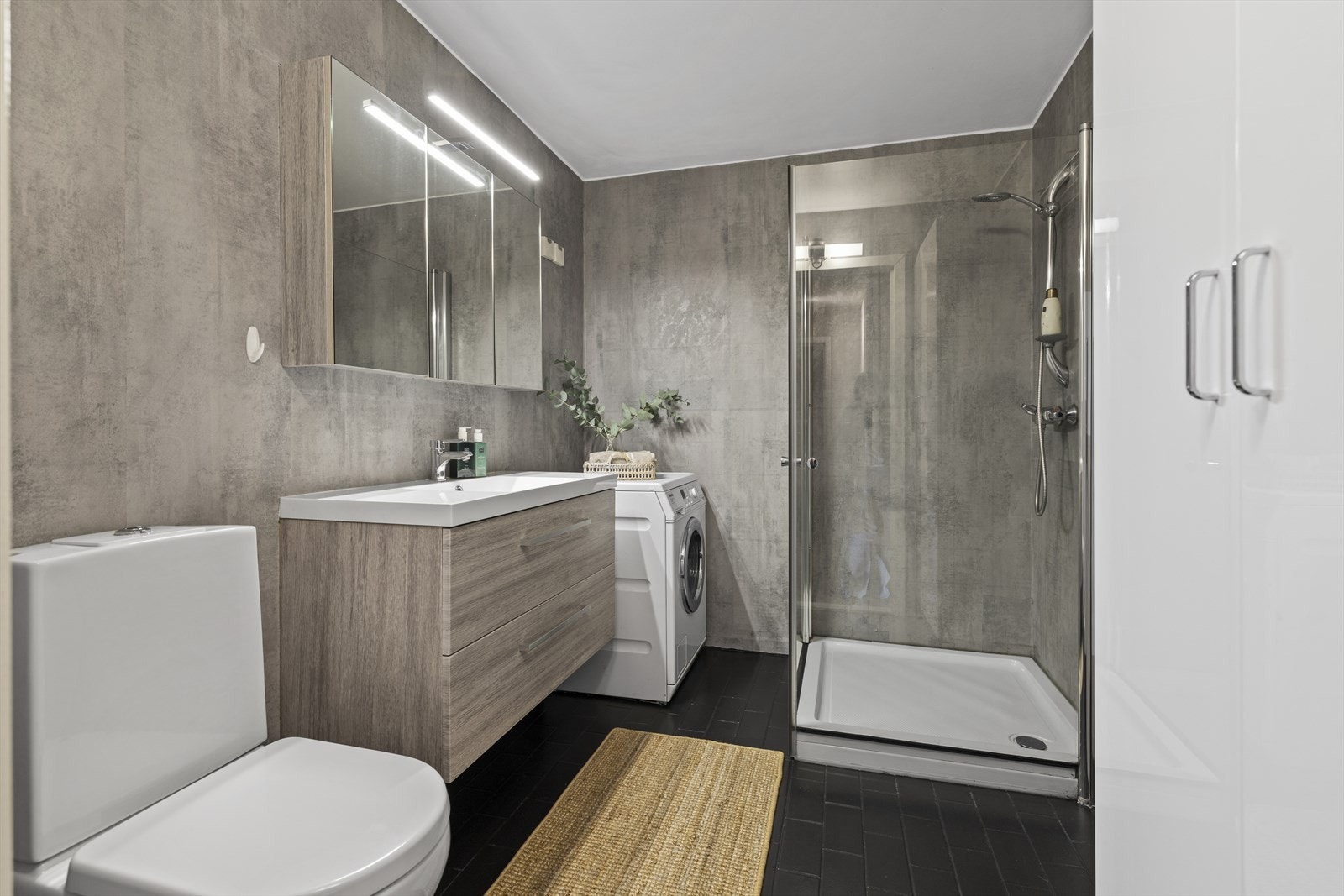 Badet er av god størrelse og er utstyrt med opplegg for vaskemaskin, wc, dusjkar, servant, speilskap og skap. Galleribilde