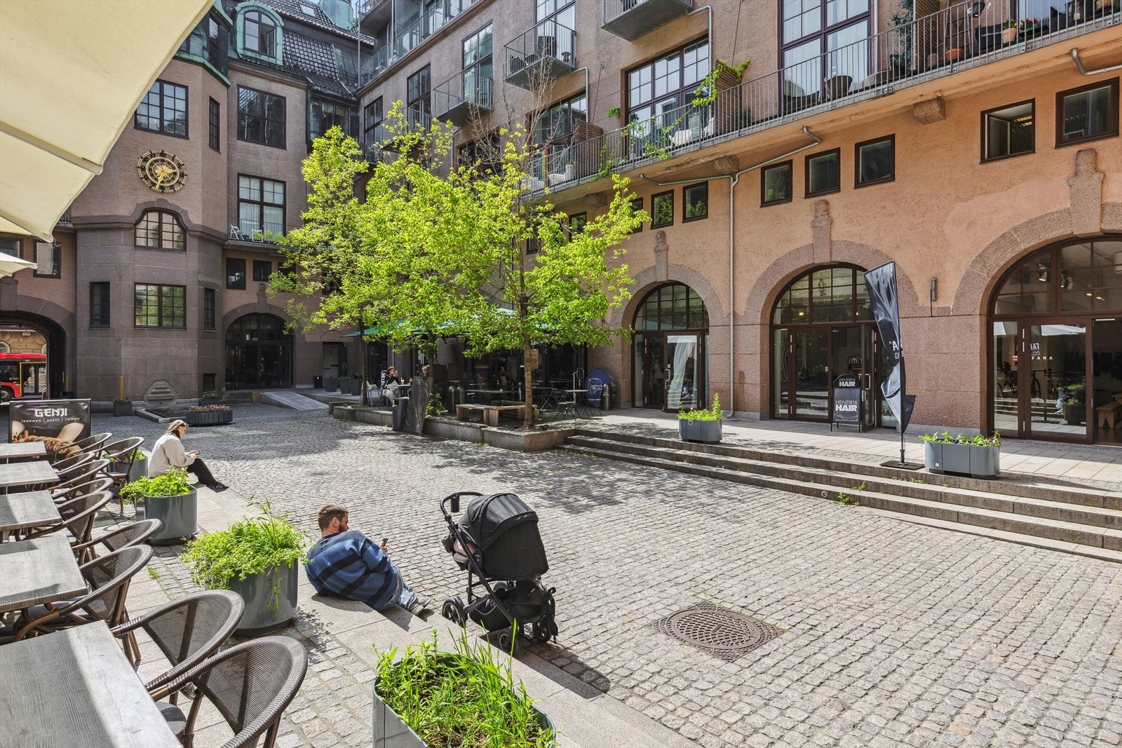 I det flotte gårdsrommet i Kvadraturen finner du blant annet biffrestuaranten Köd, Tealogy og frisørsaling. Galleribilde